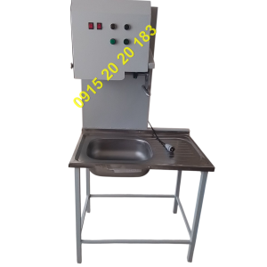 دستگاه مرغ خردکن با سینک کارخانه ای و تیغه برش استیل و دارای تابلو برق و طراحی صنعتی برای رعایت اصول کامل بهداشت با رنگ کوره قابل شستشو